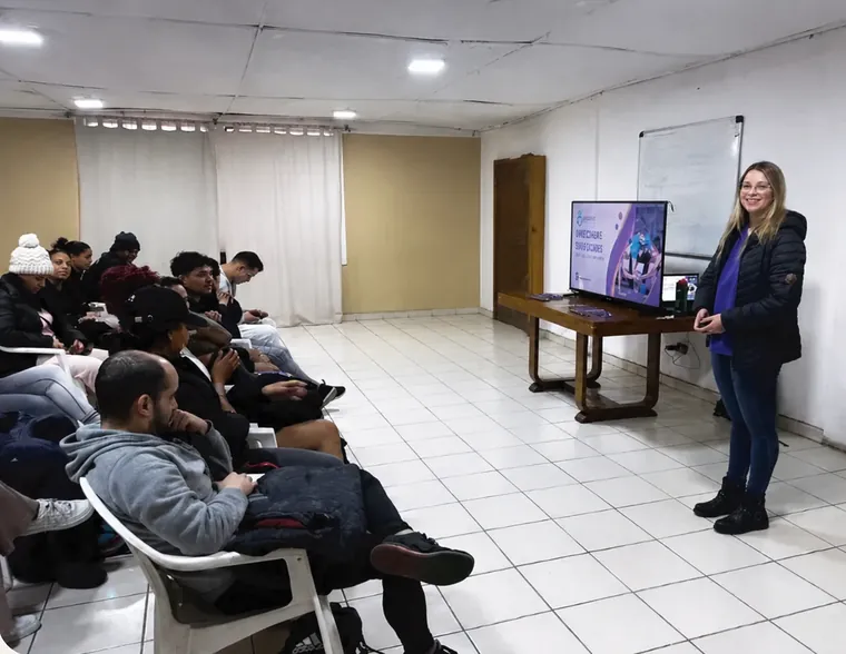 Francisca realizando charla de nutrición deportiva