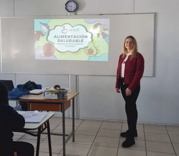 Francisca realizando educación nutricional para jóvenes